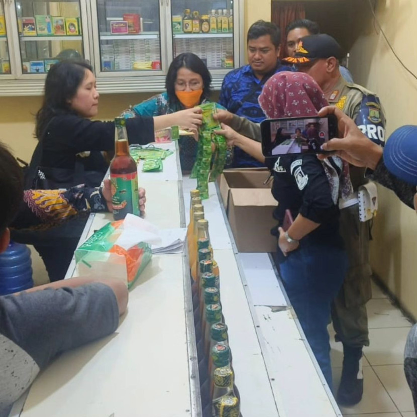 Barang bukti miras dari berbagai merek yang disita. Foto: Diskominfo Kota Cilegon 