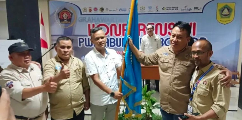 Ketua PWI Kabupaten Bogor, Dedy Firdaus menerima pataka bendera PWI dari Sekjen PWI Provinsi Jabar, Tantan. (Foto: Dok Ruzka Indonesia)