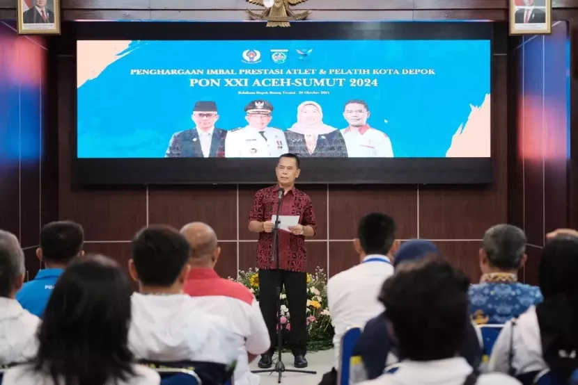 Ketua KONI Kota Depok, Herry Suprianto saat memberikan sambutan penyerahan imbal prestasi langsung diberikan Wali Kota Depok, Mohammad Idris di Balai Kota Depok, Senin (28/10/2024). (Foto: Dok Diskominfo Kota Depok)