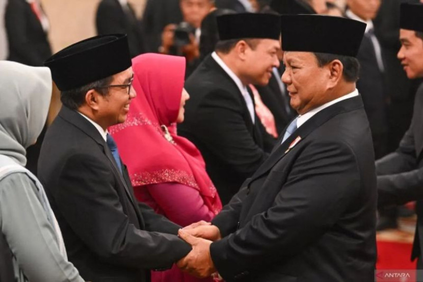 Presiden Prabowo Subianto (kanan) memberikan selamat kepada Kepala Badan Pengelola Investasi Daya Anagata Nusantara Muliaman Darmansyah Hadad (kiri) usai upacara pelantikan di Istana Negara, Jakarta, Selasa (22/10/2024). (Foto: Antara)