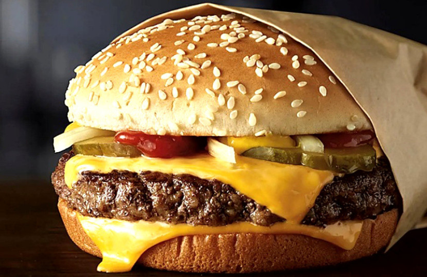 Burger Quarter Pounder dari McDonald's diduga tercemar oleh bakteri Escherichia coli atau biasa disebut E.coli. (Foto: Associated Press/McDonald's Corporation)