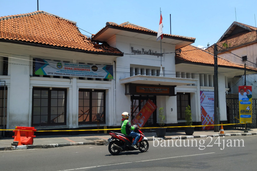 Gedung Pusat Kebudayaan dipasang garis polisi setelah atapnya ambruk, Senin (28/10/2024). Foto: Edi Yusuf