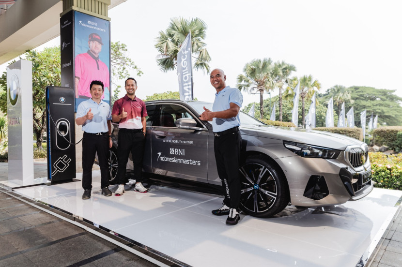 Sanfrantis Tanu Selaku Chief Executive BMW Astra, Dipo Nugroho selaku Corporate Banking 3 Division Head PT Bank Negara Indonesia (Persero) Tbk, dan Teguh Widodo selaku Operation Manager BMW Astra berpose foto setelah penyerahan 15 unit Official Car untuk Turnamen BNI Indonesian Masters 2024 (Doc. BMW Astra)