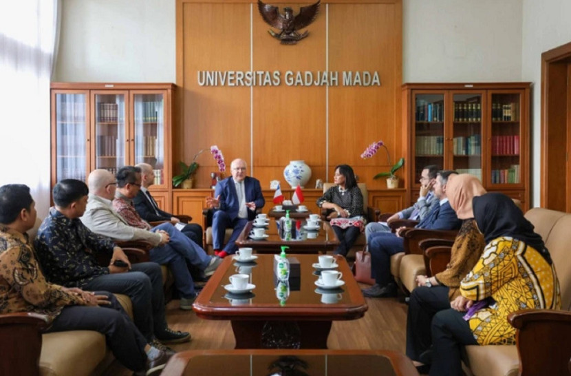 Kunjungan Jean-Christophe Peaucelle ke UGM diterima Prof Wening Udasmoro di ruang sidang pimpinan Gedung Pusat UGM, Jum’at (25/10/2024). Foto: UGM