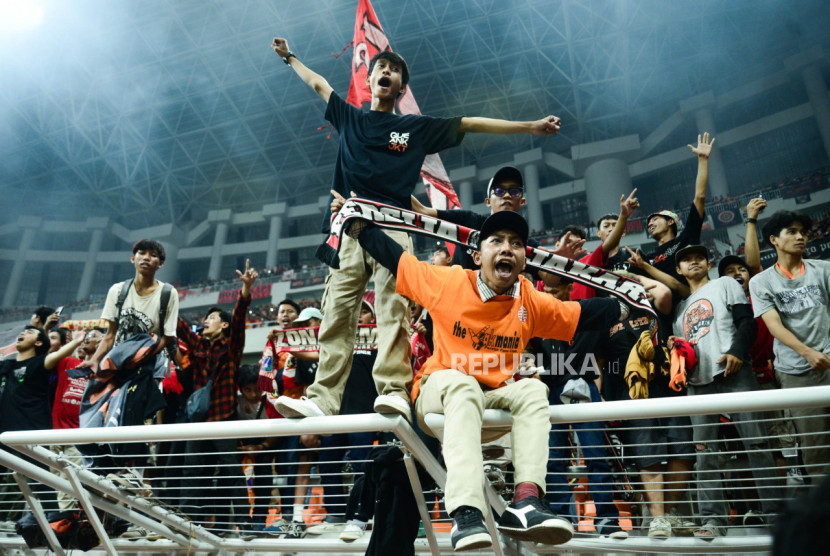 Pendukung Persija Jakarta. Foto: Republika/Thoudy Badai