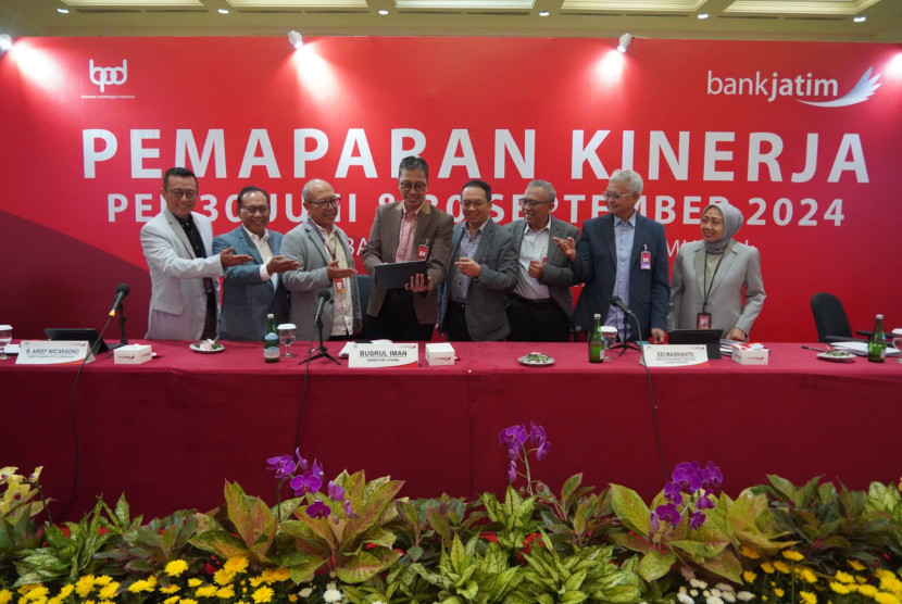 Jajaran Direksi Bank Jatim memaparkan kinerja perusahaan sepanjang triwulan dua dan tiga 2024