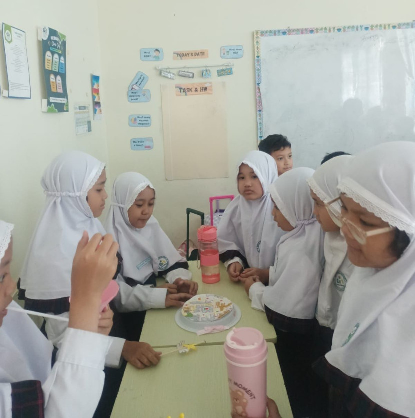 Anak-anak SD bekelompok membuat sebuah projek