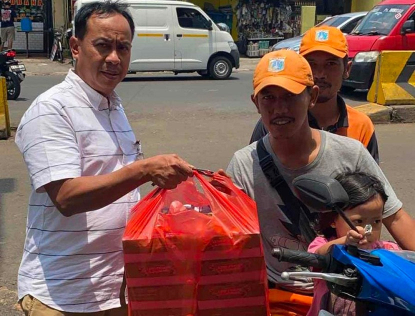 Pimpinan BRI KC Pasar Minggu, Moch Syarif Budiman membagikan 50 nasi boks. (Foto: Dok BRI KC Pasar Minggu)