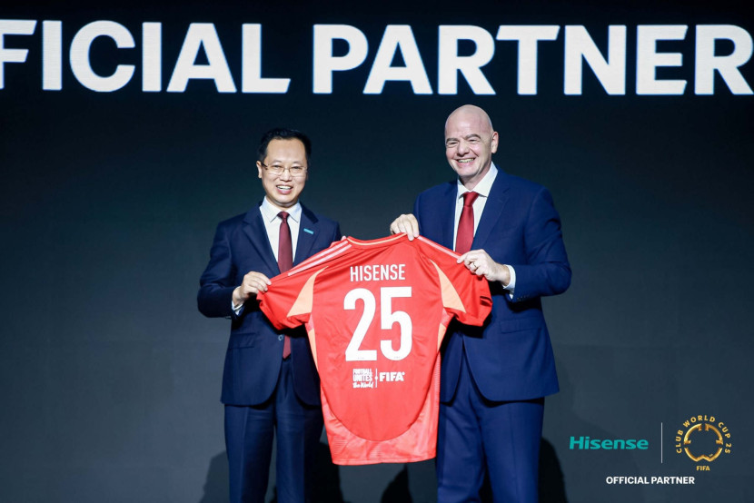 Presiden FIFA Gianni Infantino, Sekretaris Jenderal FIFA Grafström, serta Group Chairman, Hisense Jia Shaoqian hadir di Shanghai Tower saat pengumuman Hisense menjadi sponsor FIFA Club World Cup 2025. (Foto: Dok RUZKA INDONESIA)