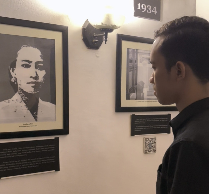 Foto Ali Azhar D saat berada di lorong Museum untuk membaca sejarah dari HOS Tjokroaminoto. (Foto: Imam Yusuf/Republika)