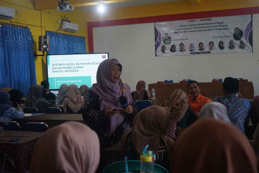 Prof. Dr. Isah Cahyani M.Pd. dosen Program Studi Pendidikan Bahasa Indonesia Program Pendidikan Magister dan Doktoral Universitas Pendidikan Indonesia (UPI) memberikan materi tentang model backward design kepada guru Bahasa Indonesia di Pangandaran. 