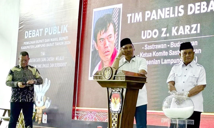 Debat Pilkada pasangan calon Parosil Mabsus dan Mad Hasnurin dengan moderator Juwendra Asdiansyah. (FOTO: Fb @udo z karzi)