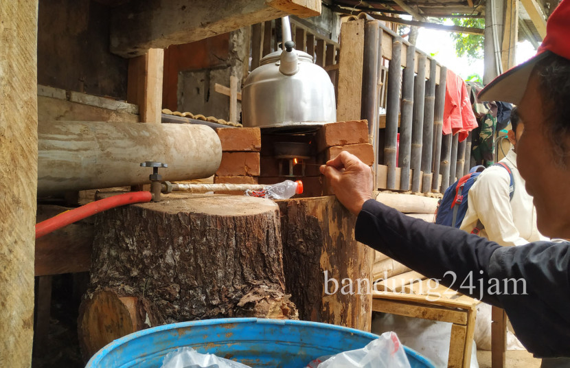 Warga menyalakan kompor biogas saat 'Sosialisasi Pengembangan Pupuk Organik Berkelanjutan dari Pembangkit Biogas pada Peternakan Sapi’ di Kampung Babakan Ampera, Desa Jayagiri, Kecamatan Lembang, Kabupaten Bandung Barat, Kamis (31/10/2024). (Foto: Edi Yusuf)