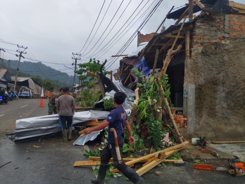 Sebuah rumah rusak akibat angin kencang di Kota Sukabumi, Jumat (1/11/2024).