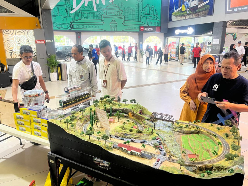 Pengunjung tengah melihat diorama kereta api Argo Parahyangan di Hall Stasiun Bandung. Dok istimewa