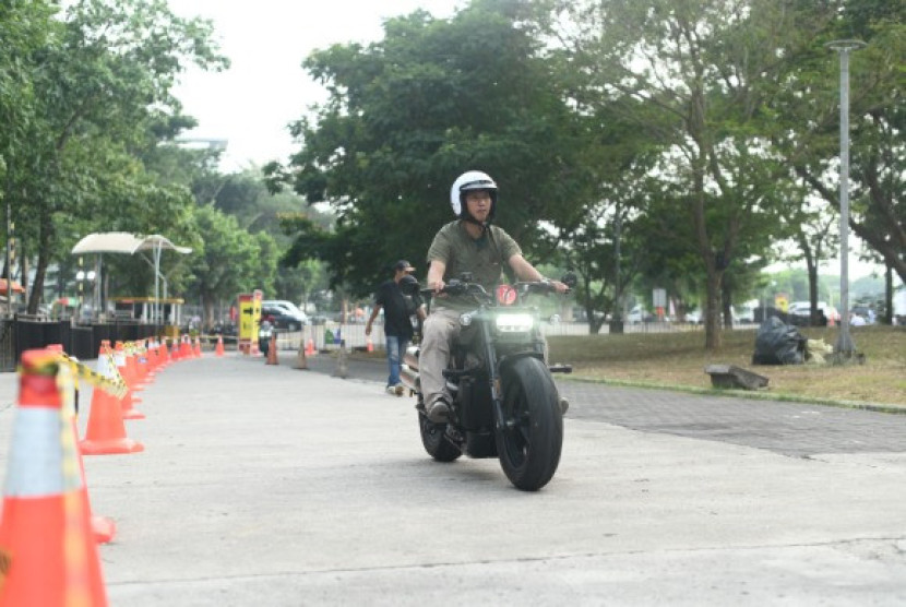 Terlihat Pengunjung Yang Sedang Test Ride 1 Dari 50 Unit Sepeda Motor di IMOS 2023 (Doc. MotoResto). Sumber: