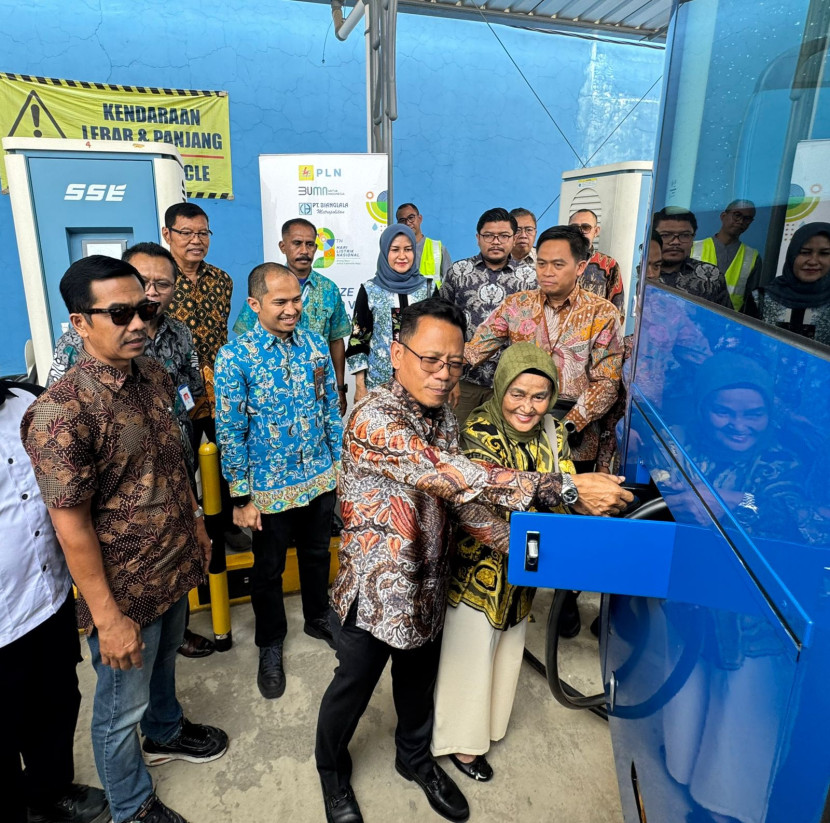 General Manager PLN UID Jakarta Raya, Lasiran bersama Direktur Utama PT Bianglala Metropolitan, Tasmiyati Mujiono sedang mencoba mengisi daya bus listrik di Pool Bus Bianglala, Ciputat, Tangerang Selatan. (Foto: PLN)