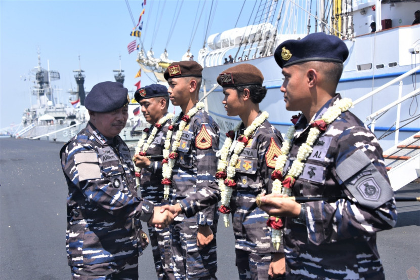 Personel KRI Bima Sakti tiba di Dermaga Madura, Ujung, Kota Surabaya. Sumber: Seputar Militer