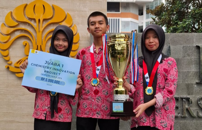 Tiga pelajar MAN 1 Kota Sukabumi jadi juara dalam lomba Chemistry Innovation Project yang diselenggarakan Universitas Indonesia (UI) awal November 2024.