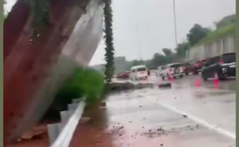 Tembok pembatas tol Cijago ambrol. (Foto: Dok Republika)