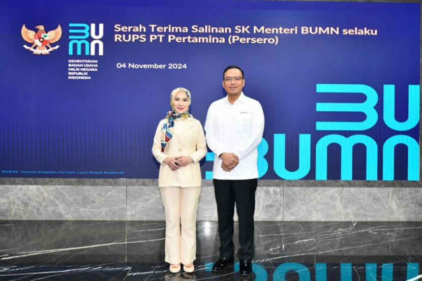 Direktur Utama PT Pertamina Simon Aloysius Mantiri bersama mantan Direktur Utama PT Pertamina Nicke Widyawati dalam serah terima SK RUPS di Jakarta, Senin (4/11/2024) (Foto: Dok Pertamina)