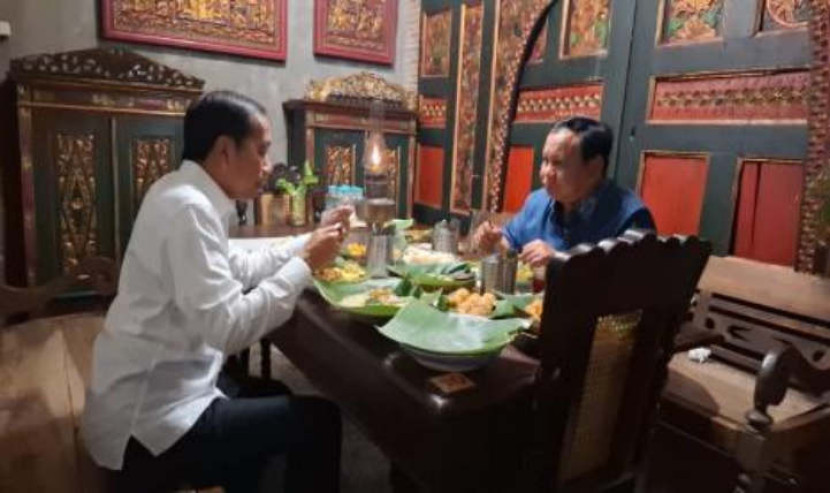 Presiden RI Prabowo Subianto menggelar makan malam bersama Presiden ke-7 RI Joko Widodo (Jokowi) di Angkringan Omah Semar, Kota Solo, Jawa Tengah, Ahad (03/11/2024) malam WIB. (Foto: Muhammad Noor Alfian Choir/Republika.co.id)