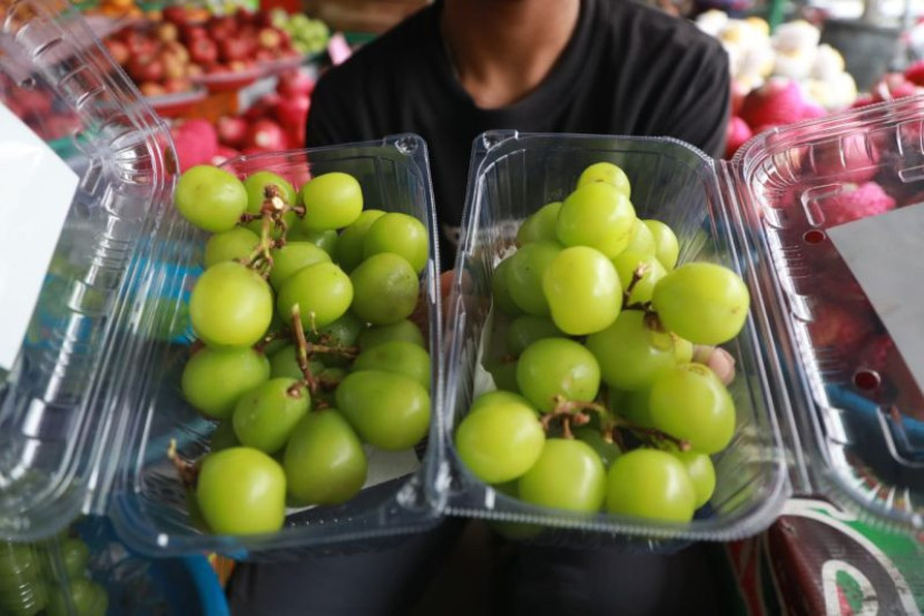 Anggur shine muscat di sebuah toko. (Foto: Antara)