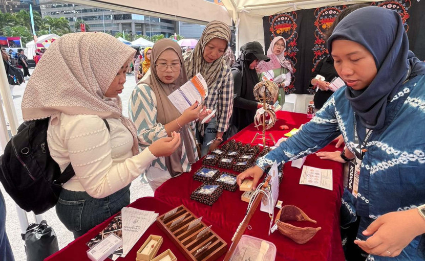 Produk aksesoris dari UMKM Joglo Ayu Tenan asal Yogyakarta menarik perhatian pengunjung karena desain gelang, anting, kalung, dan bando batik yang unik. (Foto: Dok RUZKA INDONESIA)