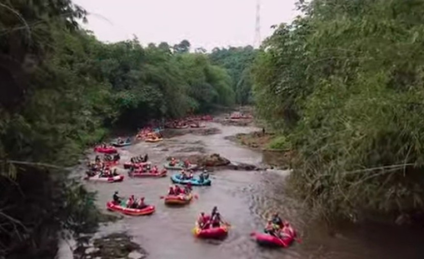 HUT ke 13 PT Tirta Asasta Depok gelar fun rafting di Sungai Ciliwung, Kota Depok, Ahad (03/11/2024). (Foto: Dok Ruzka Indonesia)