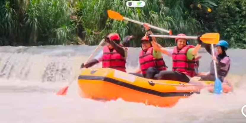 Perayaan HUT PT Tirta Asasta Depok giat rafting di Sungai Ciliwung. (Foto: Dok Ruzka Indonesia)