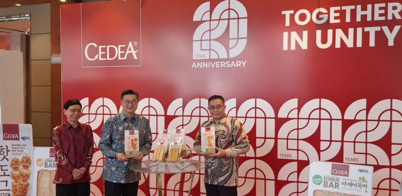 Peluncuran CEDEA Korean Food Series oleh jajaran direksi PT CitraDimensi Arthali (kiri ke kanan): Christ Iwan Arsianto (Managing Director), Eddy Surya (President Director), dan I Wayan Murdana (VP Business Operation). (Foto: Dok RUZKA INDONESIA)