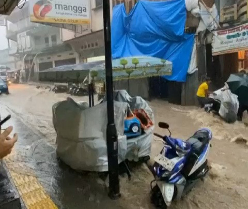 Bencana banjir limpasan di pusat Kota Sukabumi, Selasa (5/11/2024).