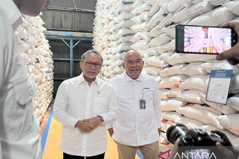 Menteri Koordinator Bidang Pangan (Menko Pangan) Zulkifli Hasan (kiri), Direktur Utama (Dirut) Perum Bulog Wahyu Suparyono meninjau stok beras di kawasan pergudangan Bulog Sunter Timur, Kelapa Gading, Jakarta, Senin (4/11/2024) (Foto: Dok Republika/Ant)