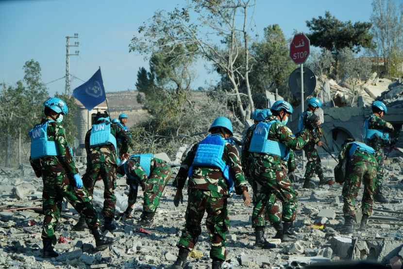 Prajurit TNI Satgas Garuda Tetap Patroli di Tengah Tembakan Tank Merkava