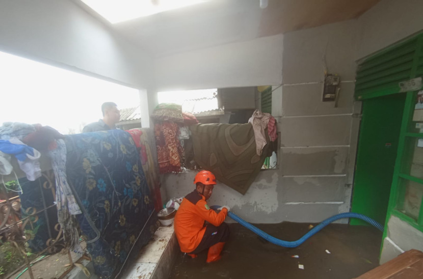 Upaya pembersihan lokasi terdampak banjir di Cikondang, Kecamatan Citamiang Kota Sukabumi, Rabu (6/11/2024).