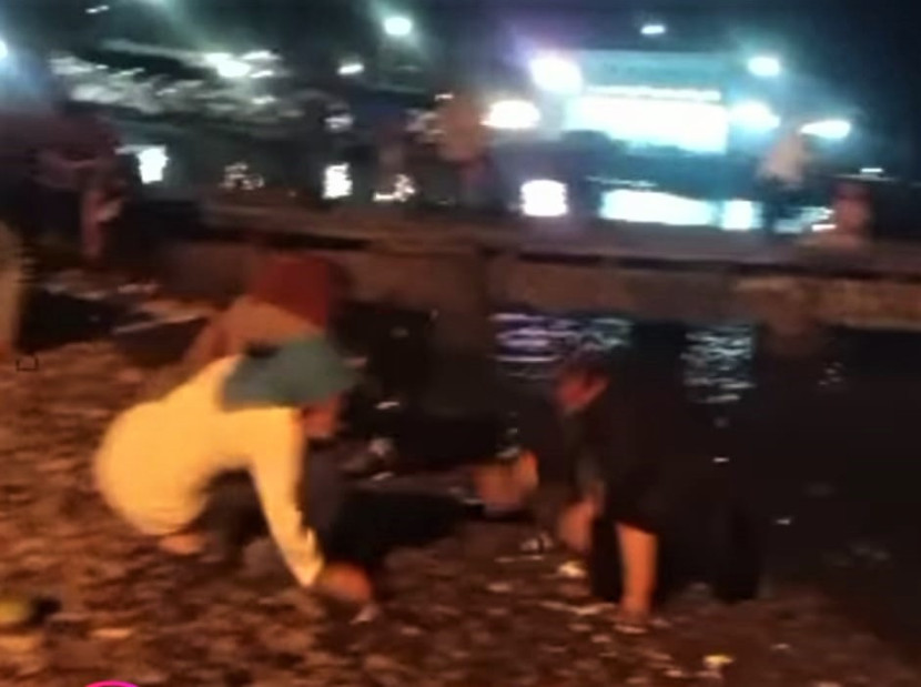 Warga berhamburan mengambil ikan yang melompat ke Pantai Kotaagung, Tanggamus, Lampung. (Foto: SumatraLink.id/Tangkapan Layar)