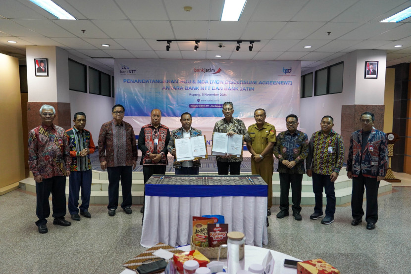 Penandatanganan MoU antara Bank Jatim dan Bank NTT tentang pembentukan KUB