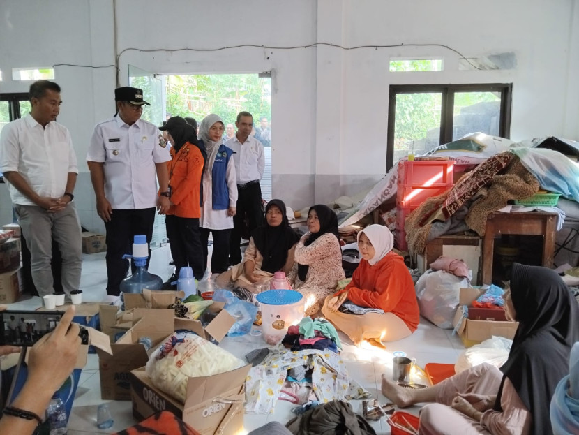 Pj Gubernur Jabar Kunjungi Lokasi Banjir di Sukabumi