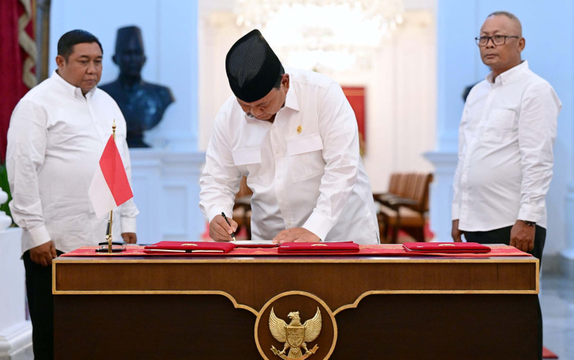 Presiden RI Prabowo Subianto menandatangani PP Nomor 47 tentang Penghapusan Piutang Macet bagi Usaha Mikro, Kecil, dan Menengah (UMKM) di Istana Merdeka, Jakarta, Istana Merdeka, Jakarta, Selasa (05/11/2024). (Foto: Dok RUZKA INDONESIA)