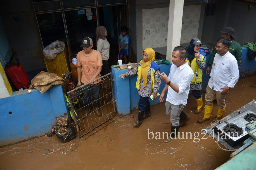 Pj Gubernur Jabar Bey machmudin meninjau lokasi banjir bandang di Desa Banjaran Wetan, Kecamatan Banjaran, Kabupaten Bandung, Rabu (6/11/2024). Foto: Edi Yusuf