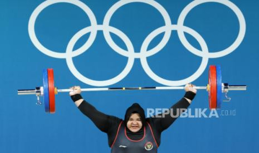 Lifter Indonesia Nurul Akmal melakukan angkatan dalam kelas +81 kg putri Olimpiade Paris 2024. Gambar: Republika