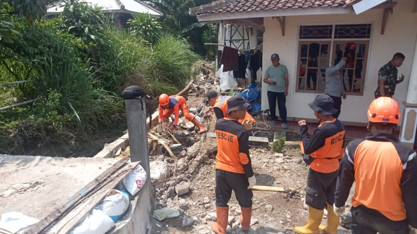 Petugas BPBD dan gabungan di Kota Sukabumi melakukan penanganan bencana di Kota Sukabumi, Kamis (7/11/2024).