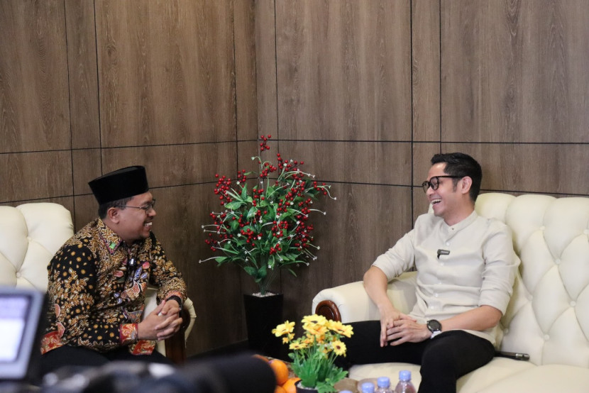 Kepala PKUB Adib Abdushomad dan Artis Dude Harliono. Foto: Kemenag