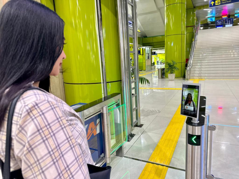 Ilustrasi. Penggunaan Face Recognition bagi pengguna kereta api di boarding gate Stasiun Gambir, Jakarta. (Foto: Dok. Humas PT KAI)