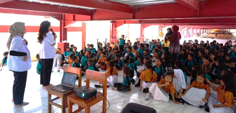 Mahasiswa Fakultas Kedokteran Gigi Universitas Indonesia (FKG UI) gelar Pengmas di SDN Pulau Panggang 02 Pagi, Pulau Pramuka, Kepulauan Seribu. (Foto: Dok Biro Humas & KIP UI)