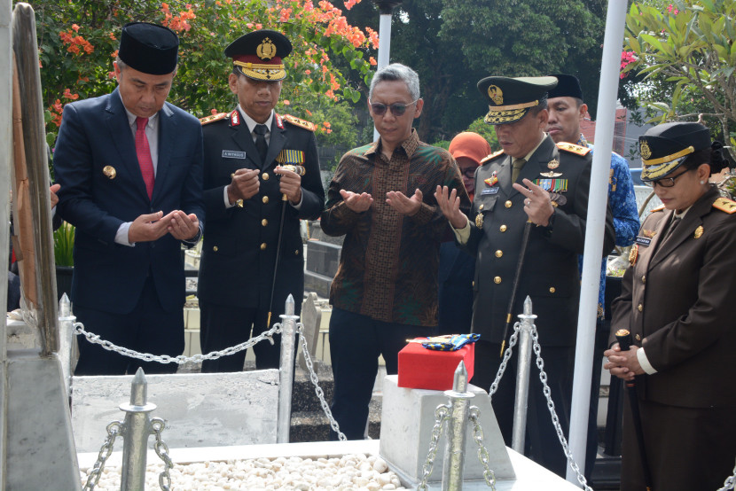 Pj Gubernur Jawa Barat Bey Machmudin dan Pangdam Siliwangi Mayjen TNI Dadang Arif Abdurahman, S.E., M.Si. saat berziarah  ke Makam Pahlawan Nasional Rd. Dewi Sartika di Jl. Karanganyar No. 47, Kota Bandung.