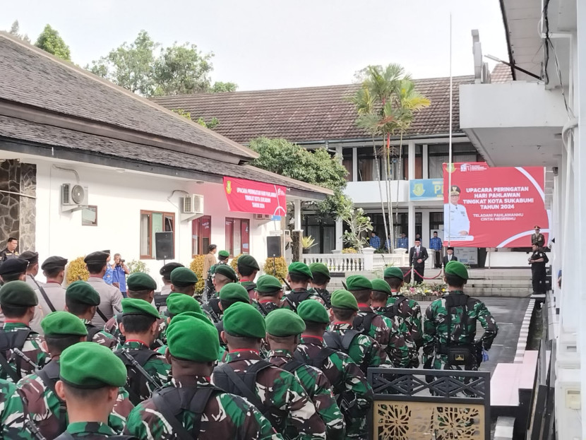 Momen upacara hari pahlawan tingkat Kota Sukabumi di Lapang Apel Balai Kota Sukabumi, Ahad (10/11/2024).