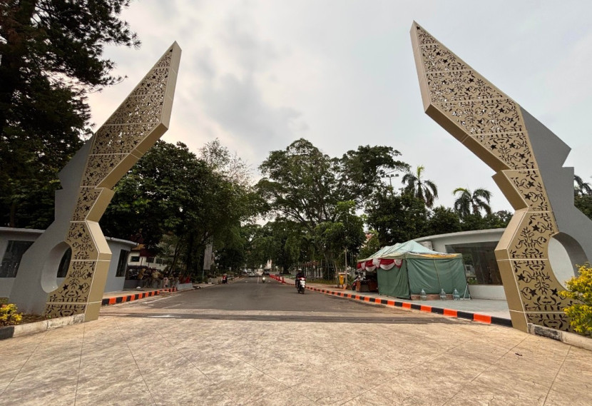 Pintu gerbang Balai Kota Depok dengan gapura berlambang Kujang bermotif batik khas Depok. (Foto: Dok Ruzka)