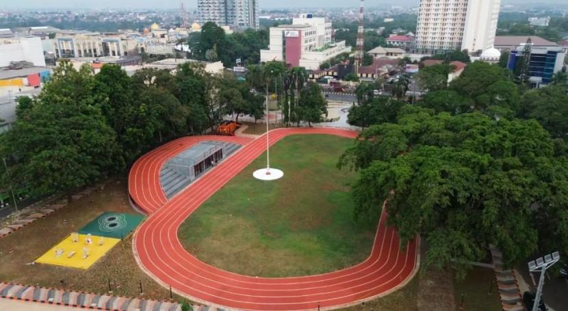 Lapangan Balai Kota Depok yang dilengkapi joging track dan tribun dengan suasana hijau pepohonan. (Foto: Dok Ruzka)