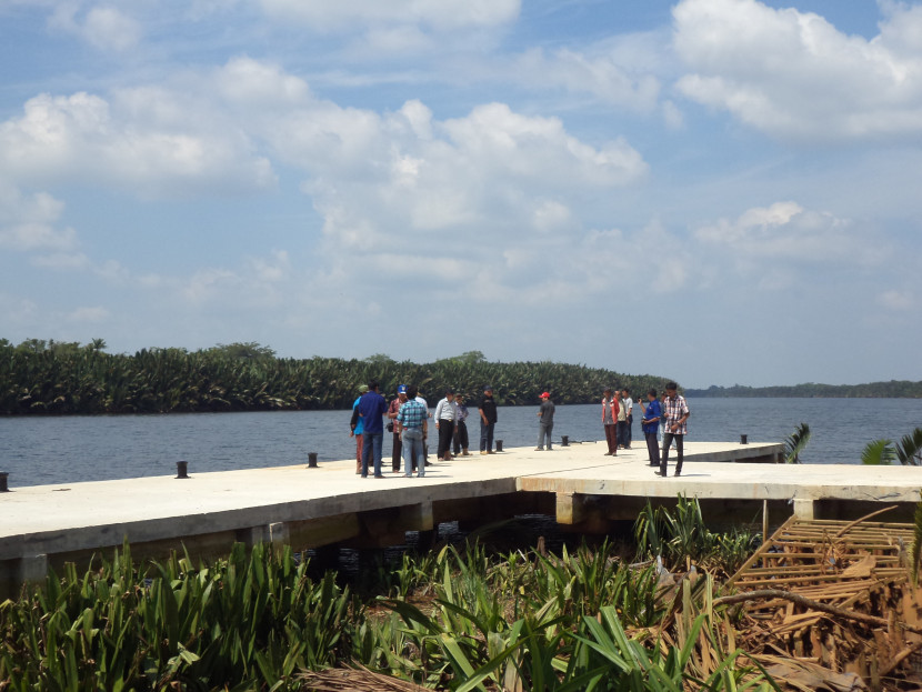 Dermaga Sungai Sidang yang menembus laut lepas. (Foto: SumatraLink.id/Mursalin Yasland)